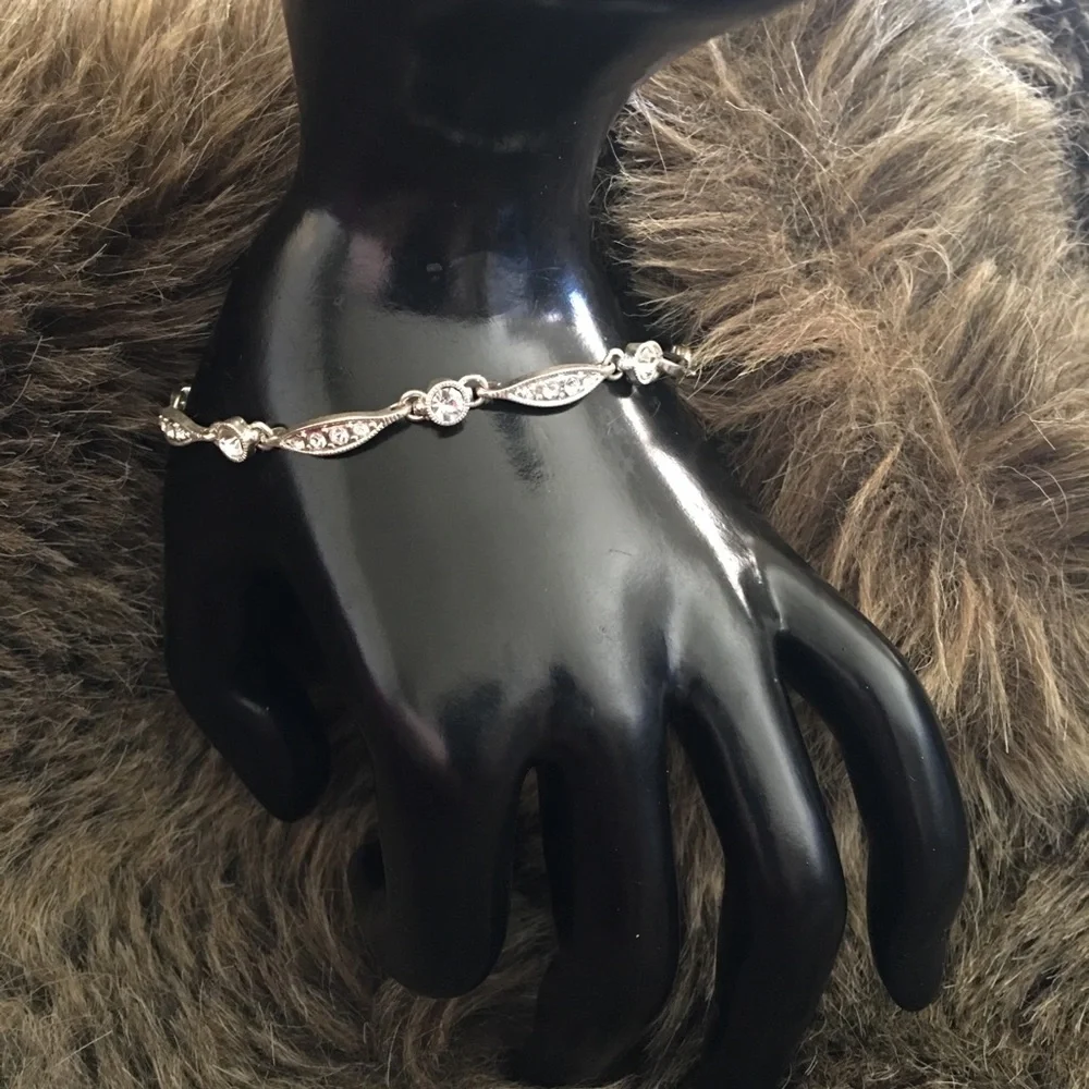 Silver tone clear rhinestone bracelet 7.5”_4